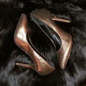 Rock & Republic Lizzie Gold Pump